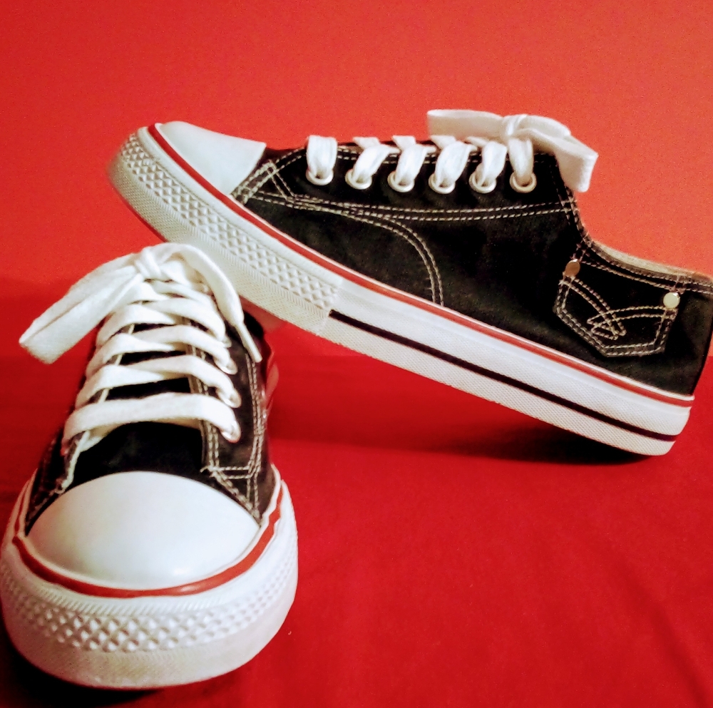 👟 BLACK & WHITE SNEAKERS 👟
